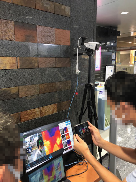 JR岡山駅に設置したサーマルフェイスカメラ。